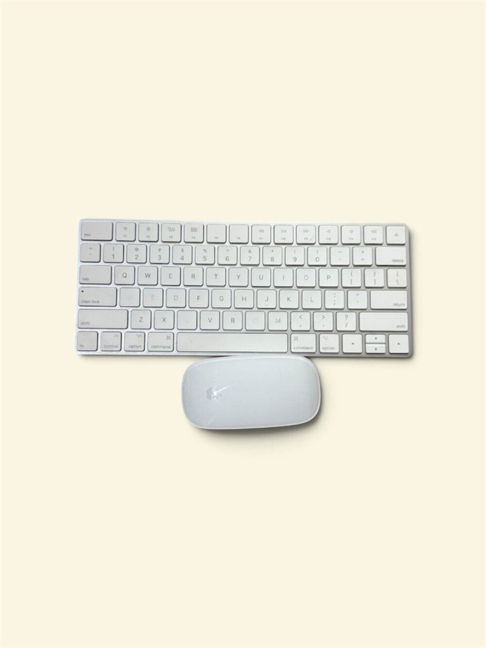 Apple wireless keyboard and mouse combo very good condition